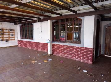 Casa · 241m² · 3 Quartos · 4 Vagas · Casa Térrea com Amplo Espaço e Edícula nos Fundos