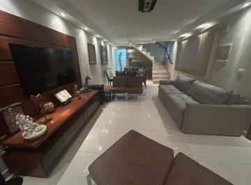 Casa · 122m² · 3 Quartos · 2 Vagas · Casa com 3 suítes, escritório, closet e quintal para até 4 carros.