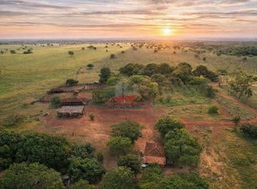 Vista superior da sede e curral: Estrutura completa para quem busca uma fazenda pronta para operar. · Fazenda 176 Alq. em Novo Planalto GO | Dupla Aptidão Soja