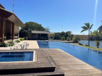 Área de lazer de alto padrão com piscina e deck de madeira em sede de fazenda luxuosa em Goiás. · Fazenda 827 Alqueires em São Miguel do Araguaia | Lavoura