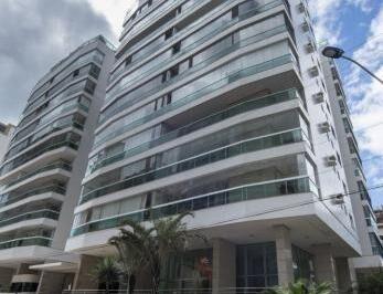 Apartamento · 147m² · 3 Quartos · 2 Vagas · Lindo Apartamento de 04 Quartos,na quadra do mar em Itapuã com Varanda e Lazer Completo!
