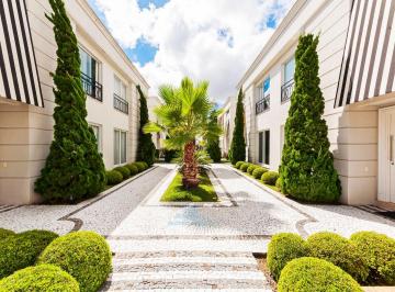 Casa de 3 quartos, Curitiba · Sobrado estilo Townhouse todo mobiliado "PORTEIRA FECHADA" com 3 vagas individuais de garagem!