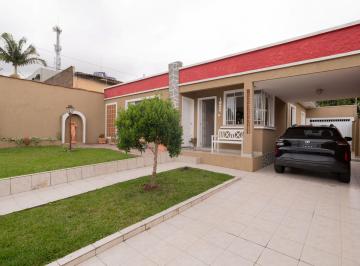 Casa de 4 quartos, Curitiba · Casa térrea reformada em um terreno de 444m²