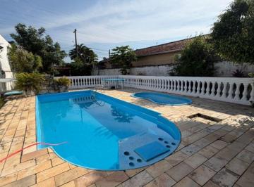 Casa de 3 quartos, Itanhaém · Casa com piscina e 3 quartos em Itanhaém.