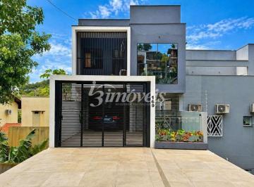 Casa · 180m² · 3 Quartos · Sobrado triplex à venda, 3 quartos, sendo 1 suíte, 2 vagas, Bairro Praia dos Amores, Balneário Cambo