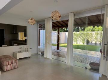 Casa · 200m² · 2 Quartos · 2 Vagas · Casa à Venda em Dville Porto Seguro: 2 Suítes, 200m², R$1.390.000