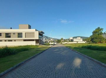Terreno · 454m² · Terreno com 588m2, cercado de beleza e segurança.