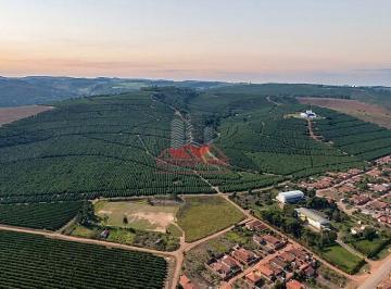 Vista aérea da propriedade com 966,62 hectares (404 alqueires), mostrando a proximidade estratégica da infraestrutura local e da rodovia. · Fazenda de Café à Venda em Capelinha MG | 966 Hectares