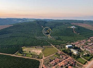 Vista aérea da propriedade com 966,62 hectares (404 alqueires), mostrando a proximidade estratégica da infraestrutura local e da rodovia. · Fazenda de Café à Venda em Capelinha MG | 966 Hectares