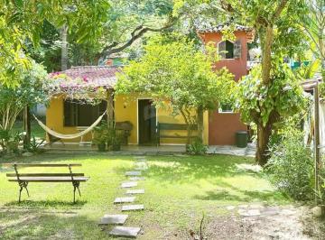 Casa · 72m² · 2 Quartos · 5 Vagas · Casa dos Sonhos com Amplo Quintal à Venda em Armação dos Búzios, RJ!