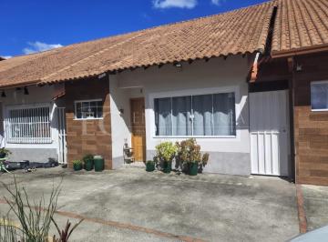 Foto 01 · Casa em Condomínio à venda em Teresópolis-RJ 2 quartos, 1 suíte, sala, cozinha conceito aberto e 2