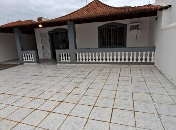 Casa de 2 quartos, Peruíbe · Casa com 2 quartos e espaço para piscina em Peruíbe.