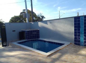 Casa de 2 quartos, Peruíbe · Casa com 2 quartos e piscina em Peruíbe.