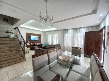 Casa · 250m² · 4 Quartos · 6 Vagas · Sobrado no Pq. Renato Maia: 250m², 6 Vagas e Lazer ao lado do Bosque