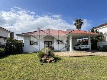 Casa · 176m² · 4 Quartos · 2 Vagas · Casa de 4 dormitórios sendo 2 suítes mobiliado cam pátio amplo em Condomínio Fechado em Capão da Can