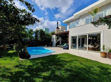 internet_20260429_172147_1-17775538798556.jpg · Casa  com 3 suítes, piscina e área gourmet à venda no Rio Tavares, Florianópolis. Infraestrutura com