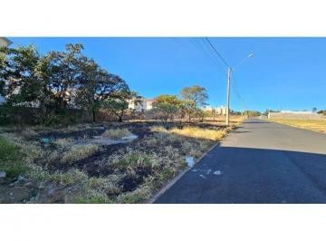 Terreno · 195m² · Terreno plano em ótima localização no Residencial Adriano Ferreira próximo a Chácara São Paulo