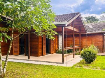 Casa · 730m² · 3 Quartos · 1 Vaga · Charmosa Casa com Suíte, Jacuzzi e Vista para as M