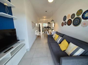 Sala · Apartamento com 2 quartos em Matinhos