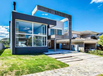 Casa · 280m² · 3 Quartos · 4 Vagas · Casa em Alphaville com 3 suítes e pátio amplo