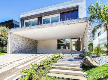Casa · 514m² · 4 Quartos · 3 Vagas · Residência em condomínio fechado