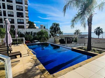 Piscina com espreguiçadeiras e guarda-sóis · Casa 3 andares de 250,88m², com elevador novo