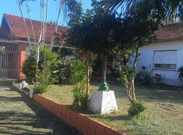 Casa · 320m² · 3 Quartos · 2 Vagas · Residência com 3 dormitórios e ótimo pátio.