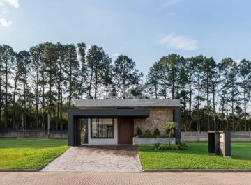 Casa · 202m² · 3 Quartos · 2 Vagas · Casa térrea com 03 suítes no Reserva das Águas em Torres/RS