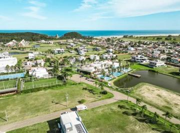 Terreno · 900m² · Amplo lote à venda com 900 m² no Condomínio Ilhas Park em Torres RS