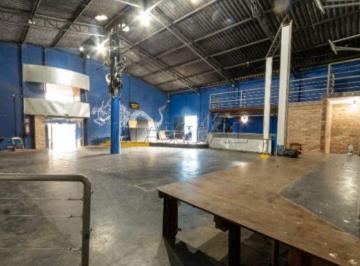 Comercial · 698m² · 100 Vagas · Imóvel comercial com 2 salões independentes, 598,10 m² de área útil e 2.580 m² de terreno.