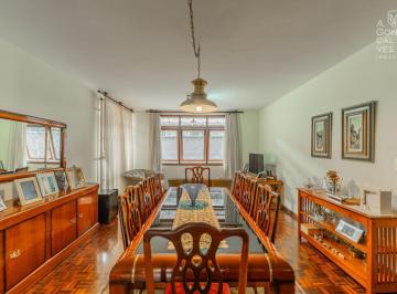 Casa · 382m² · 3 Quartos · 2 Vagas · Casa Residêncial com amplo quintal, 03 Quartos, 02 Vagas, Seminário, Curitiba.