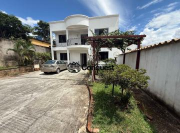 Casa · 250m² · 4 Quartos · 6 Vagas · Vende-se bela e imponente casa duplex com 4 quartos, 1 suíte e 6 vagas de garagem no Bairro Europa,