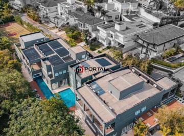 Casa · 1800m² · 5 Quartos · 6 Vagas · Residência de Alto Padrão com 5 Suítes.  Design Contemporâneo com Ampla Integração de Ambientes.