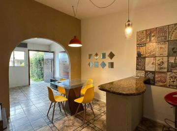 Casa · 100m² · 2 Quartos · 3 Vagas · Conforto e praticidade em casa para locação na Praia Brava.
