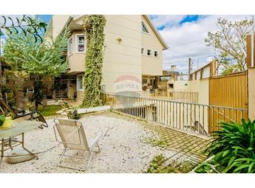 Casa · 235m² · 4 Quartos · 3 Vagas · Sobrado Espaçoso com 04 quartos, 03 vagas de garagem e quintal no Jardim das Américas em Curitiba