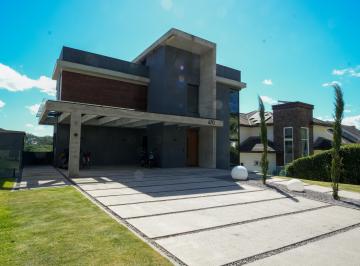 Casa de 4 quartos, Gramado · Casa no Condomínio Alphaville em Gramado