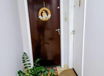 Entrada  · Apartamento com ampla sala, depósito e excelente localização