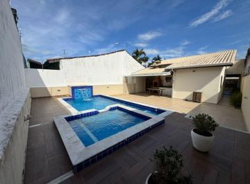Casa de 3 quartos, Itanhaém · Casa com 3 quartos e piscina em Itanhaém.