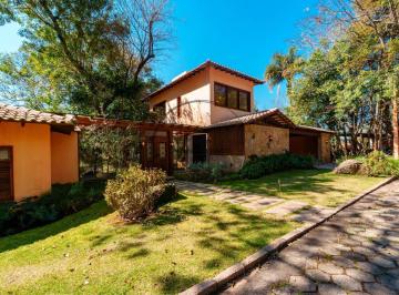 Rural · 1800m² · 3 Quartos · 4 Vagas · Refúgio Sofisticado no Clube da Montanha: Casa com Piscina e Vista