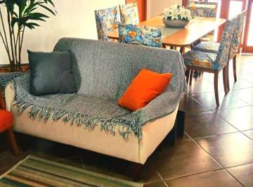 São 4 quartos, sendo 1 suíte, sala de jantar, sala de estar, sala de tv, 2 banhe · Linda casa semi-mobiliada com 4 quartos ao lado do Colégio Kennedy no Sarandi