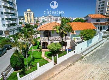 Casa · 235m² · 4 Quartos · 3 Vagas · Casa com 4 Quartos à Venda em Barreiros, São José/SC – Suíte com Banheira, 312m², 2 Vagas e Excelent