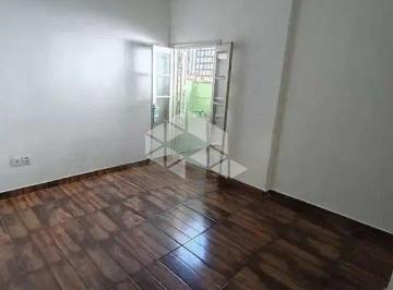 Apartamento · 53m² · 2 Quartos · Apartamento térreo de 2 dormitórios com pátio na rua Santana.
