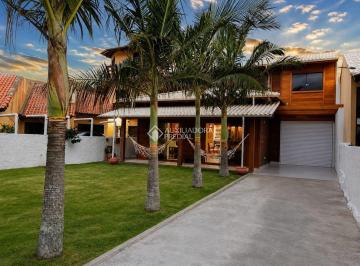 Casa · 150m² · 3 Quartos · 2 Vagas · Conforto estilo serra a passos do mar na Praia da Pinheira