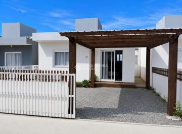 Casa · 100m² · 2 Quartos · linda casa de 2 dorm. não geminada em Garopaba a 5 min. do centro e da praia central