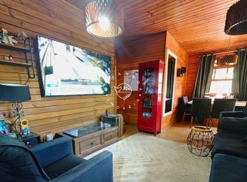 Casa · 150m² · 5 Quartos · 2 Vagas · Casa na Barra da Lagoa com energia solar, 5 dormitórios e a 700 metros do mar