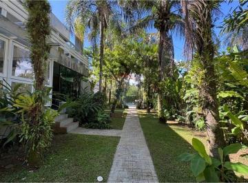 Casa · 149m² · 3 Quartos · 4 Vagas · Aluguel anual em Barra do Una com 3 suítes a 250 metros da praia