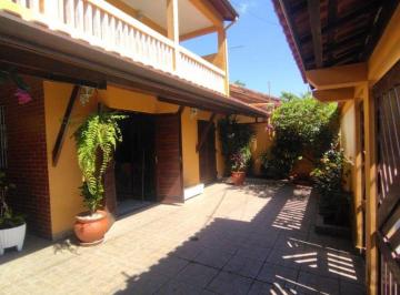Casa de 5 quartos, Itanhaém · Casa com 5 quartos e churrasqueira em Itanhaém.