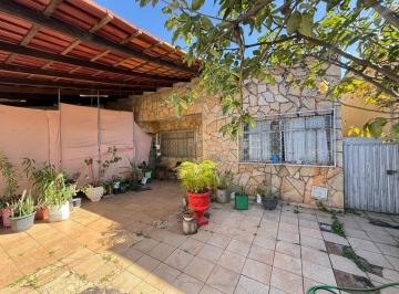 Casa de 3 quartos, Brasília · Casa de 3 quartos p/ reforma, na laje, lote de 310 m², QNA 23.