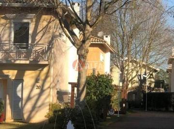 Casa · 190m² · 4 Quartos · Casa em Jardim Passárgada I, Cotia/SP de 190m² 4 quartos para locação R$ 6.150,00/mes