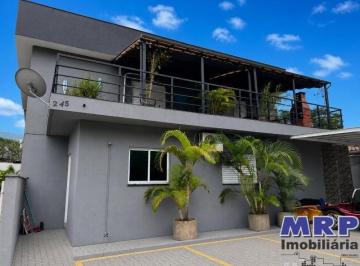 Foto 01 · Casa tipo sobrado com 2 quartos sendo 1 suíte e grande varanda gourmet com vista para as montanhas